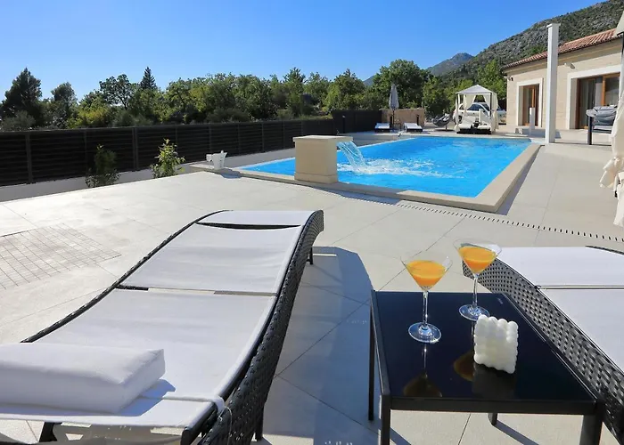 Ivana 2 * Стариград-Пакленица