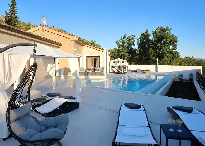 Ivana 2 * Стариград-Пакленица